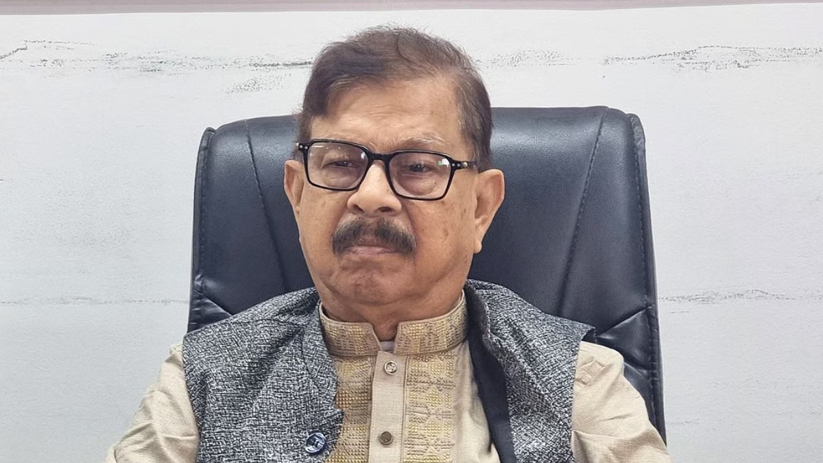 বগুড়ায় মনোনয়নপত্র বাতিল হলেও ঢাকায় টিকে গেলেন মান্না