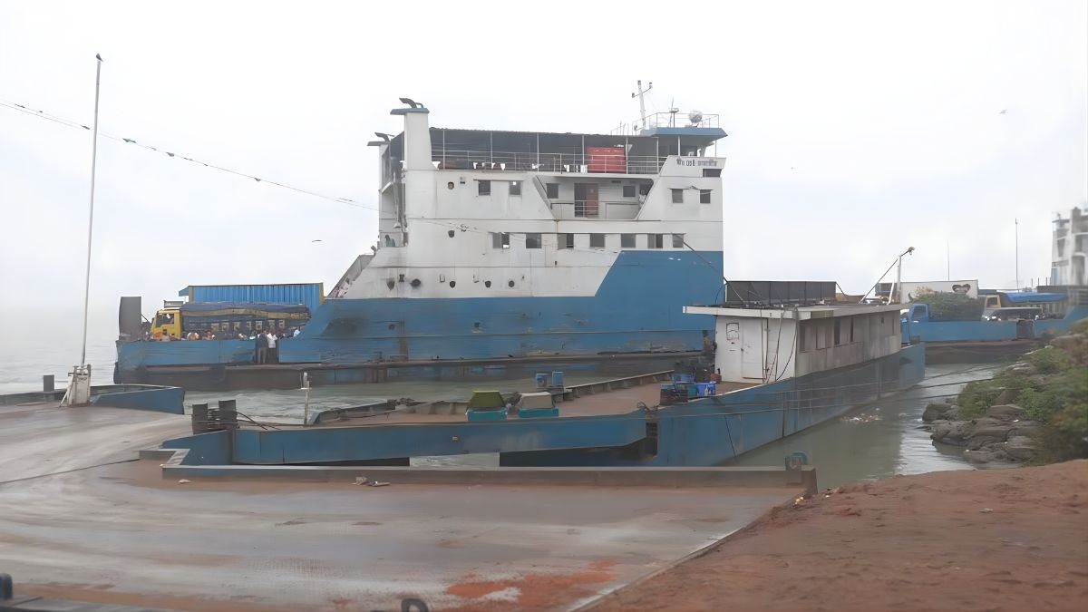 আরিচা-কাজিরহাট ও পাটুরিয়া-দৌলতদিয়ায় ফেরি চলাচল শুরু