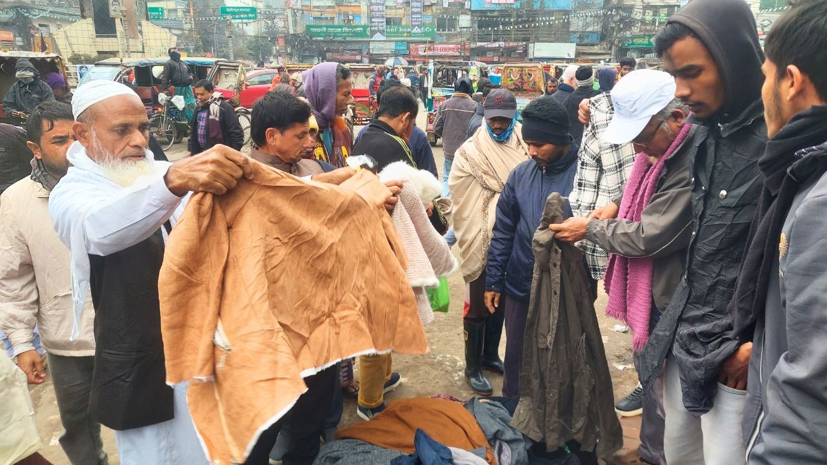 শীতে নিম্ন-মধ্যবিত্তের ভরসা ফুটপাতের গরম কাপড়