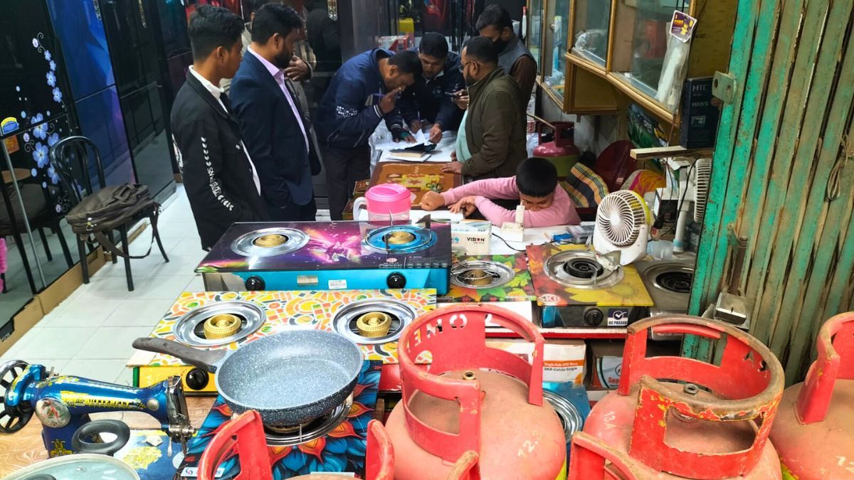 শ্রীপুরে এলপিজি গ্যাসের কৃত্রিম সংকট সৃষ্টি ও বেশি দামে বিক্রির অভিযোগ জরিমানা