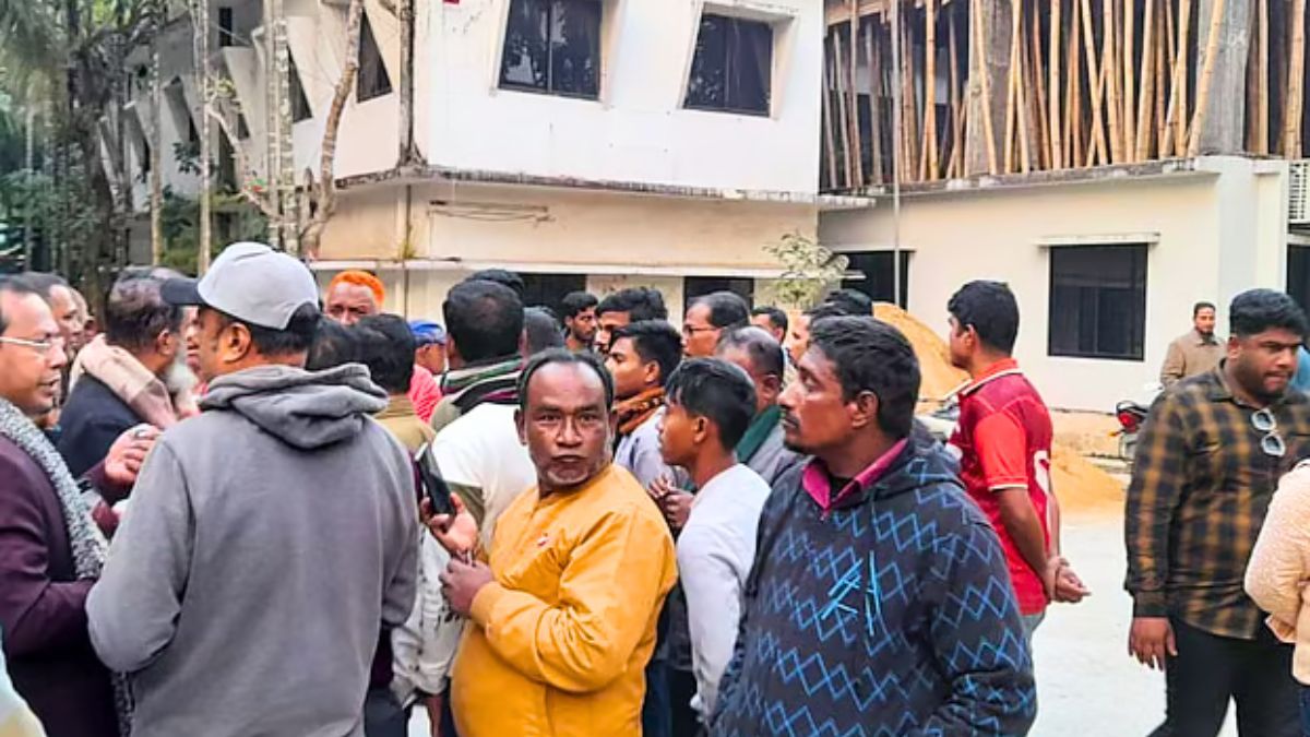 নোয়াখালীতে জনস্বাস্থ্য কার্যালয় ঘেরাও, নির্বাহী প্রকৌশলী ৬ ঘণ্টা অবরুদ্ধ