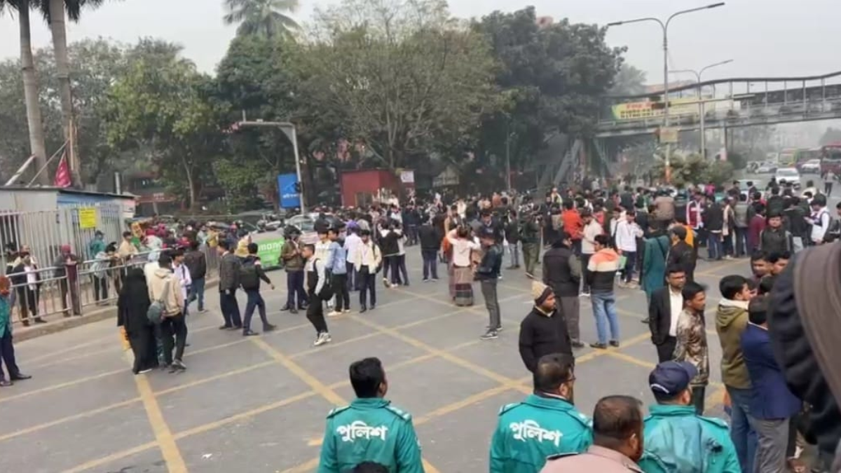 ফার্মগেটে সড়ক অবরোধ, যান চলাচল বন্ধ