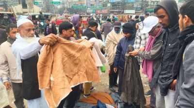 শীতে নিম্ন-মধ্যবিত্তের ভরসা ফুটপাতের গরম কাপড়