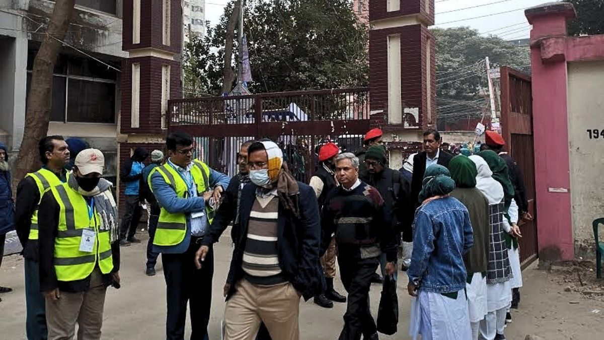 জকসু নির্বাচন : কড়া নজরদারিতে ক্যাম্পাসে শিক্ষক কর্মকর্তাদের প্রবেশ