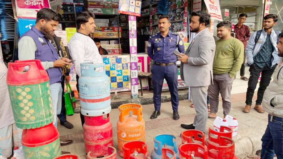 চরফ্যাসনে অতিরিক্ত দামে এলপিজি গ্যাস বিক্রি, ব্যবসায়ীদের জরিমানা