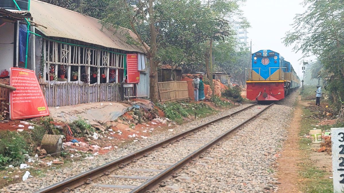 রেললাইনের পাশে অবৈধ স্থাপনা, ঝুঁকিতে আজিজুল হক কলেজের ৩৫ হাজার শিক্ষার্থী