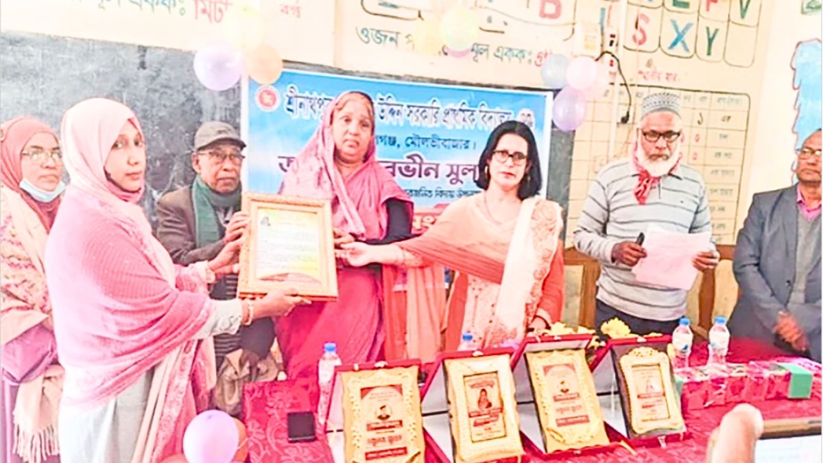 বিয়ের কাবিনের জমিতে গড়া স্কুলে প্রধান শিক্ষিকার বিদায় সংবর্ধনা