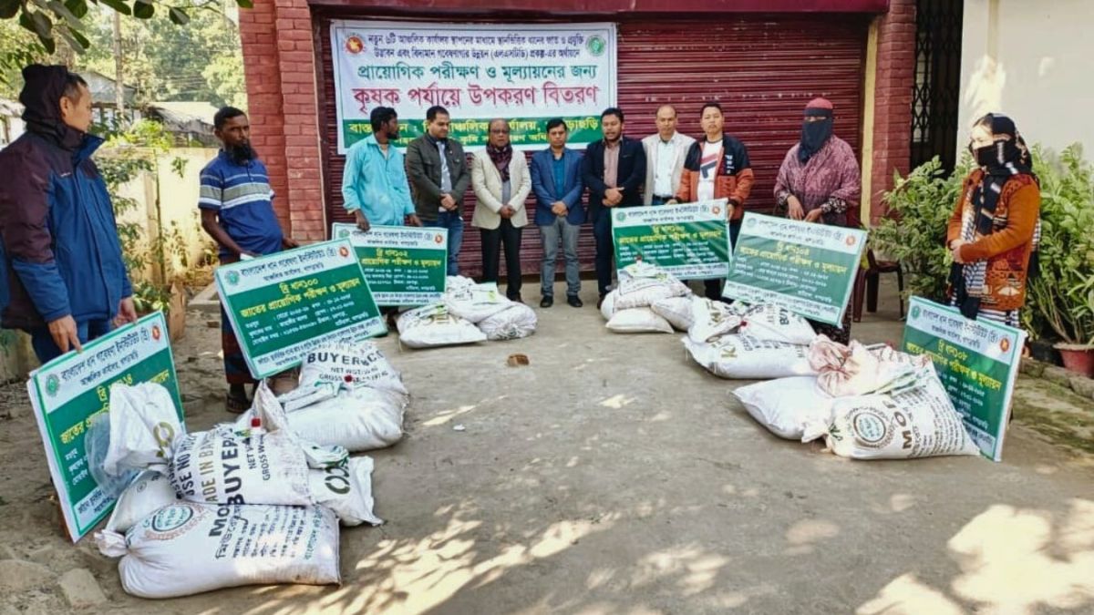 ব্রি’র প্রকল্পে খাগড়াছড়িতে ২৫ কৃষক পেলেন কৃষি উপকরণ