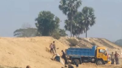 ফেনীতে বেড়িবাঁধ থেকে প্রকাশ্যে মাটি-বালু লুটের ভিডিও ভাইরাল