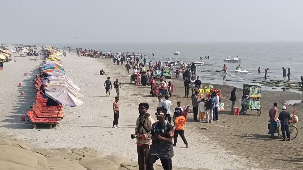 সাগরকন্যা কুয়াকাটা সমুদ্র সৈকত পর্যটকে মুখরিত