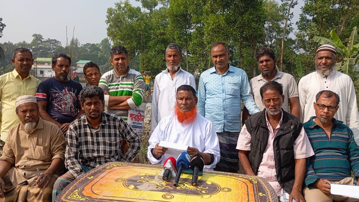কুমিল্লায় ক্ষতিপূরণ না দিয়ে জমির মাটি কাটার অভিযোগ ঠিকাদারের বিরুদ্ধে