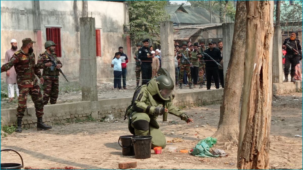 শ্রীপুরে পুকুর থেকে ৭ বোমা সদৃশ বস্তু উদ্ধার