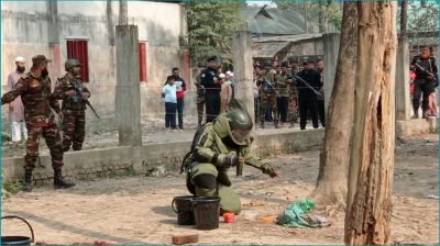 শ্রীপুরে পুকুর থেকে ৭ বোমা সদৃশ বস্তু উদ্ধার