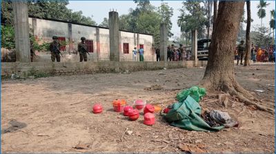 গাজীপুরে পুকুর থেকে ককটেল সদৃশ বস্তু উদ্ধার, এলাকায় আতঙ্ক