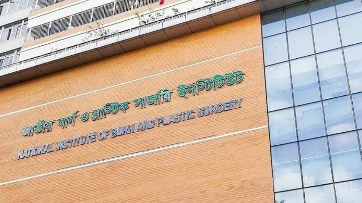 রাজধানীর বংশালে জুতার কারখানায় আগুন, এক কর্মচারী দগ্ধ