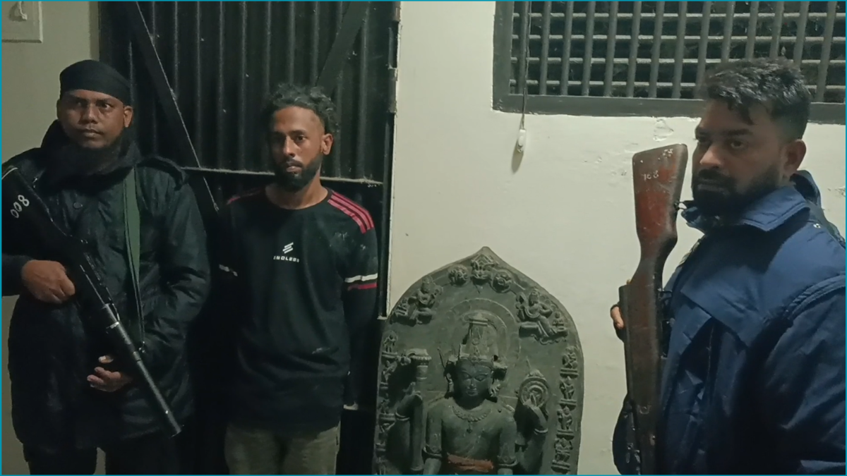 ১২৫ কেজি ওজনের কষ্টিপাথরের মূর্তি উদ্ধার, পাচারকারী গ্রেপ্তার