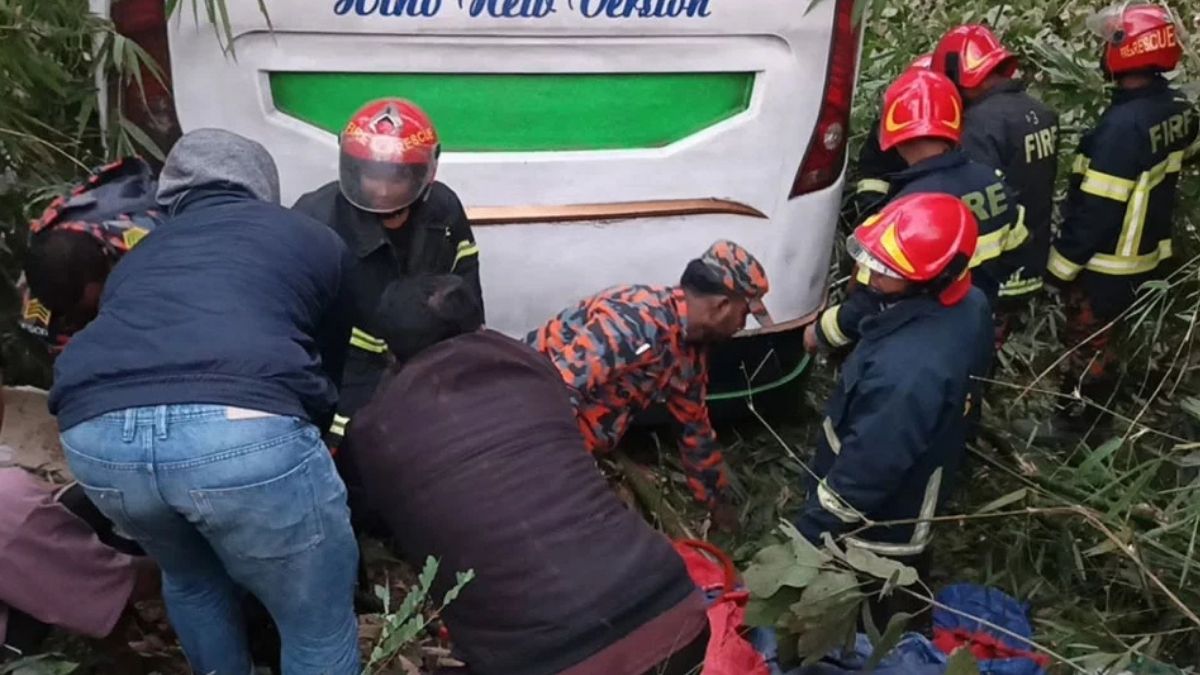 মাদারীপুরে ইজিবাইককে চাপা দিয়ে বাস খাদে, ৬ জনের প্রাণহানি