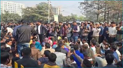 ৩ বিষয়ের প্রতিবাদে ইসির সামনে ছাত্রদলের অবস্থান