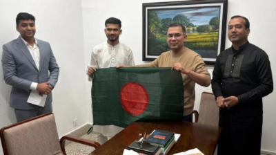 তারেক রহমানকে জুলাইয়ে ওড়ানো পতাকা উপহার দিলেন ছাত্রদলকর্মী মুত্তাকিন