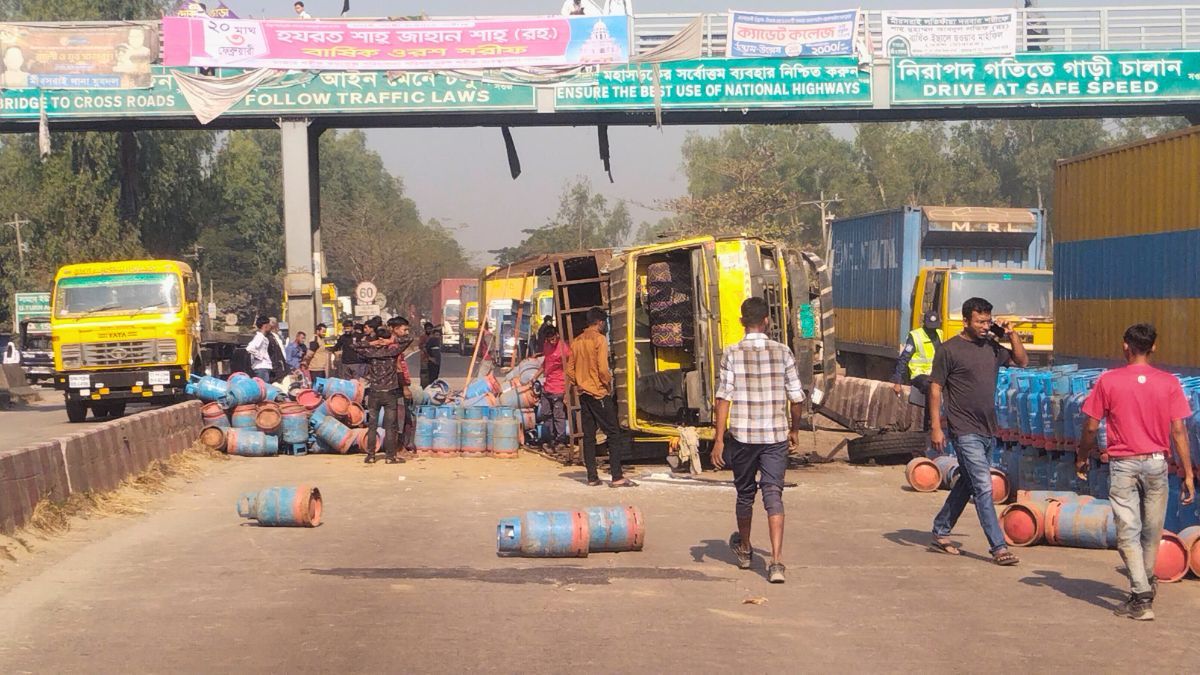 মিরসরাইয়ে এলপিজিবাহী ট্রাক উল্টে ভিক্ষুক নিহত, চালক-সহকারী আহত
