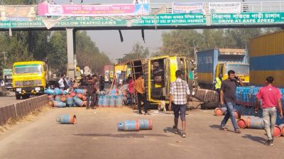 মিরসরাইয়ে এলপিজিবাহী ট্রাক উল্টে ভিক্ষুক নিহত, চালক-সহকারী আহত