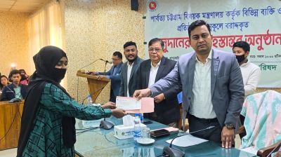 খাগড়াছড়িতে ১ কোটি ৭৫ লাখ টাকার অনুদানের চেক হস্তান্তর