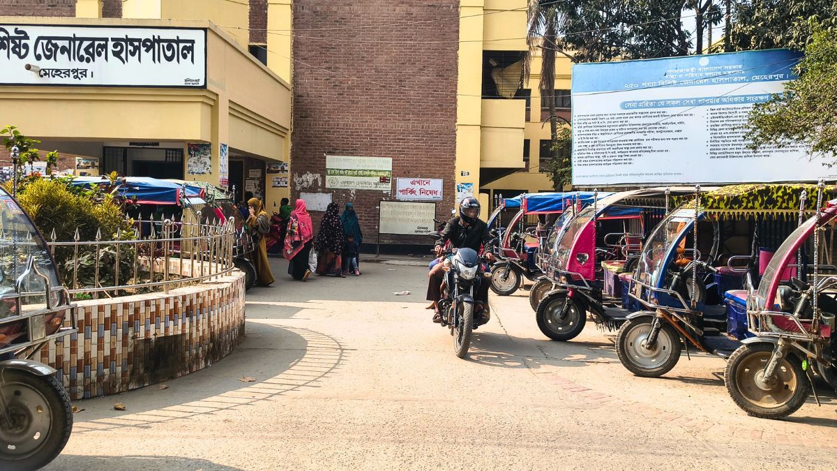 অটোরিকশার দৌরাত্ম্যে মেহেরপুর হাসপাতাল গেটে যানজট, জরুরি সেবায় বাধা