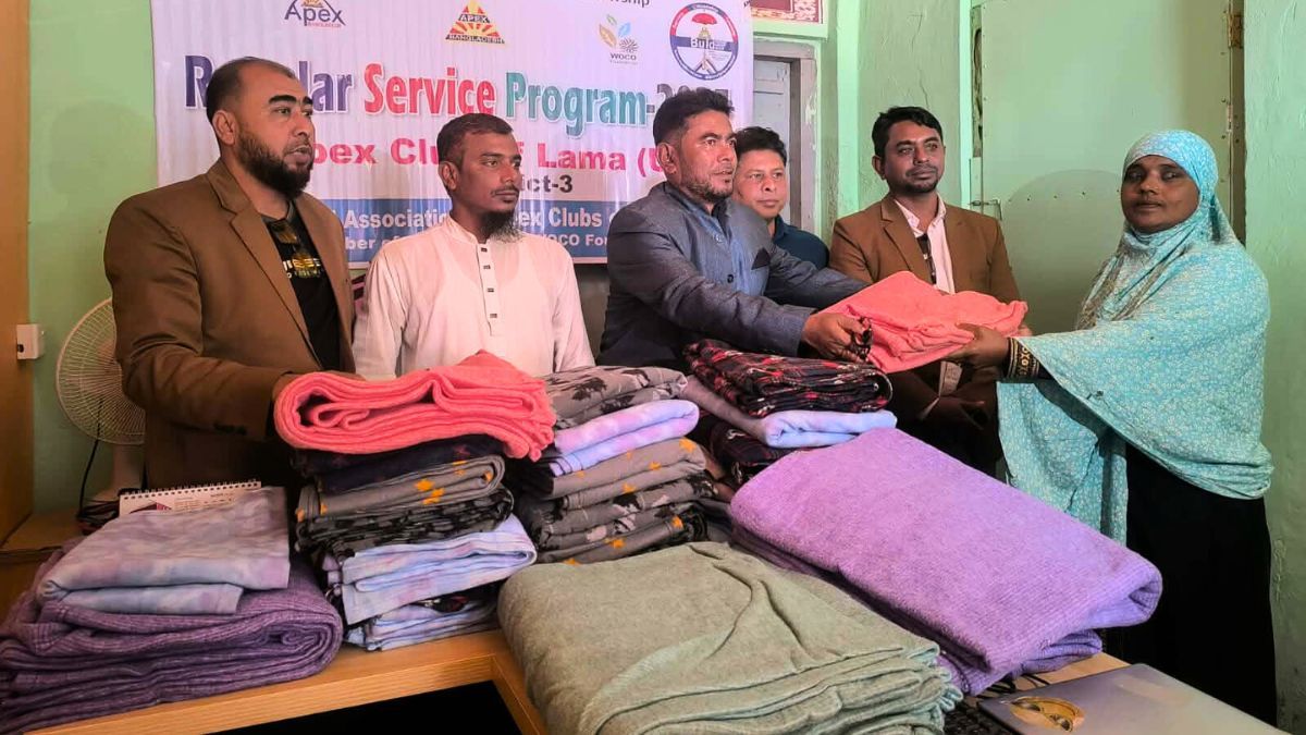 লামায় মাদ্রাসা শিক্ষার্থী ও অসহায়দের মধ্যে শীতবস্ত্র বিতরণ