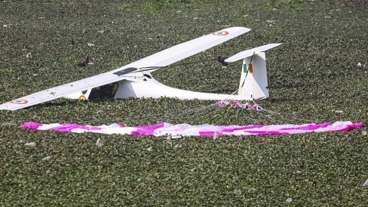 পুকুরে ভেঙে পড়ল প্রশিক্ষণ বিমান