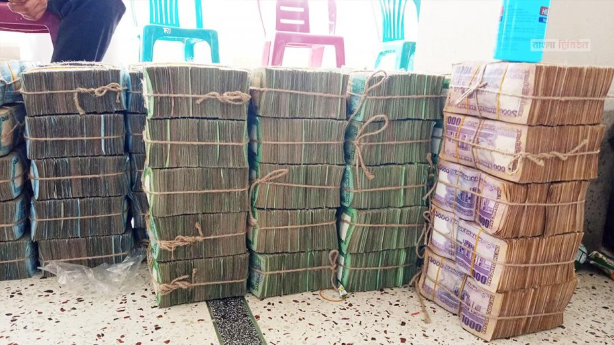 ব্যাংকের বাইরে মানুষের হাতে ৩ লাখ কোটি টাকা