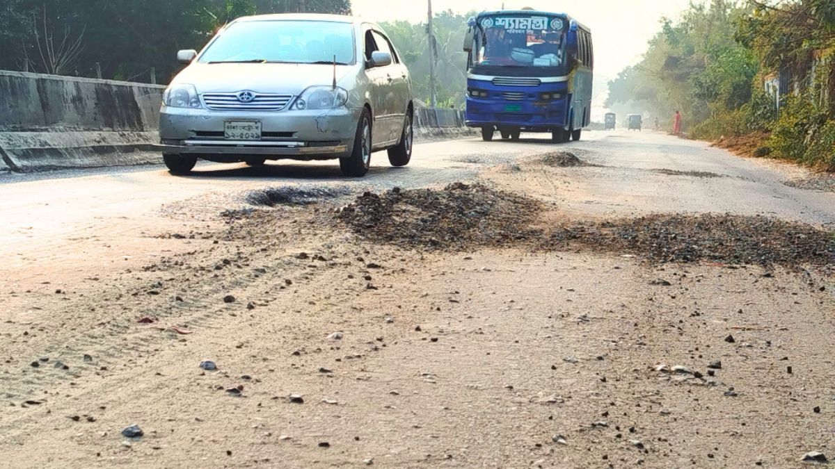 শিবালয়ে মহাসড়কের বড় গর্ত, যানবাহন চলাচলে মারাত্মক ঝুঁকি