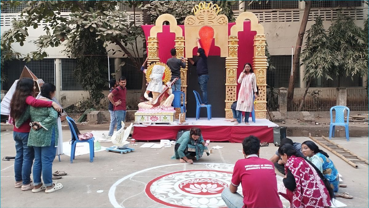 বিদ্যার দেবীর আরাধনায় সাজছে জগন্নাথ বিশ্ববিদ্যালয়
