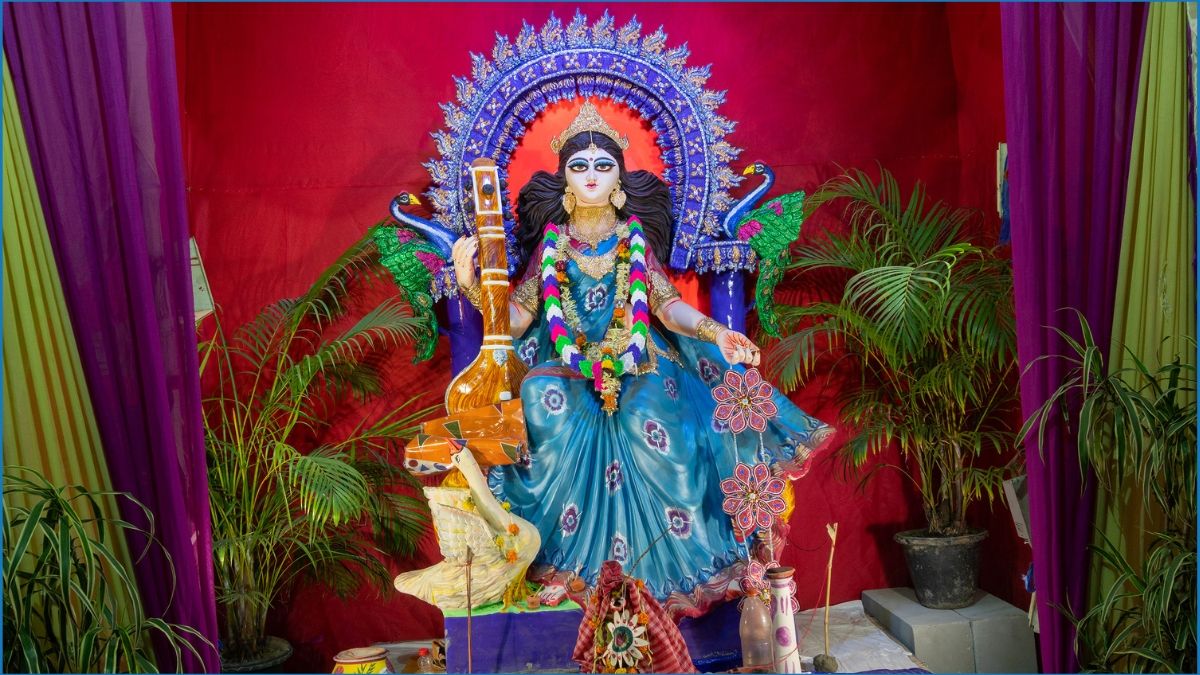 সরস্বতী পূজা আজ : বিদ্যা ও সুরের দেবীর আরাধনায় উৎসবের আমেজ