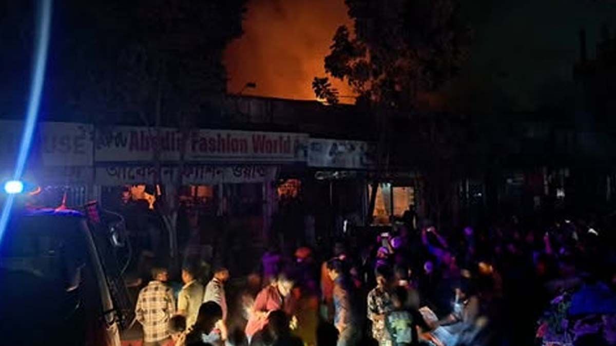 ভাটারায় মার্কেটে আগুন, নিয়ন্ত্রণে ফায়ার সার্ভিসের ৪ ইউনিট