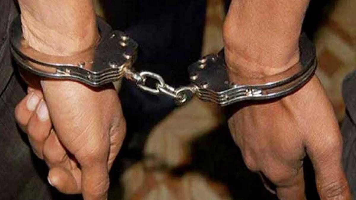 রাজধানীর চকবাজারে অস্ত্রসহ আটক ২