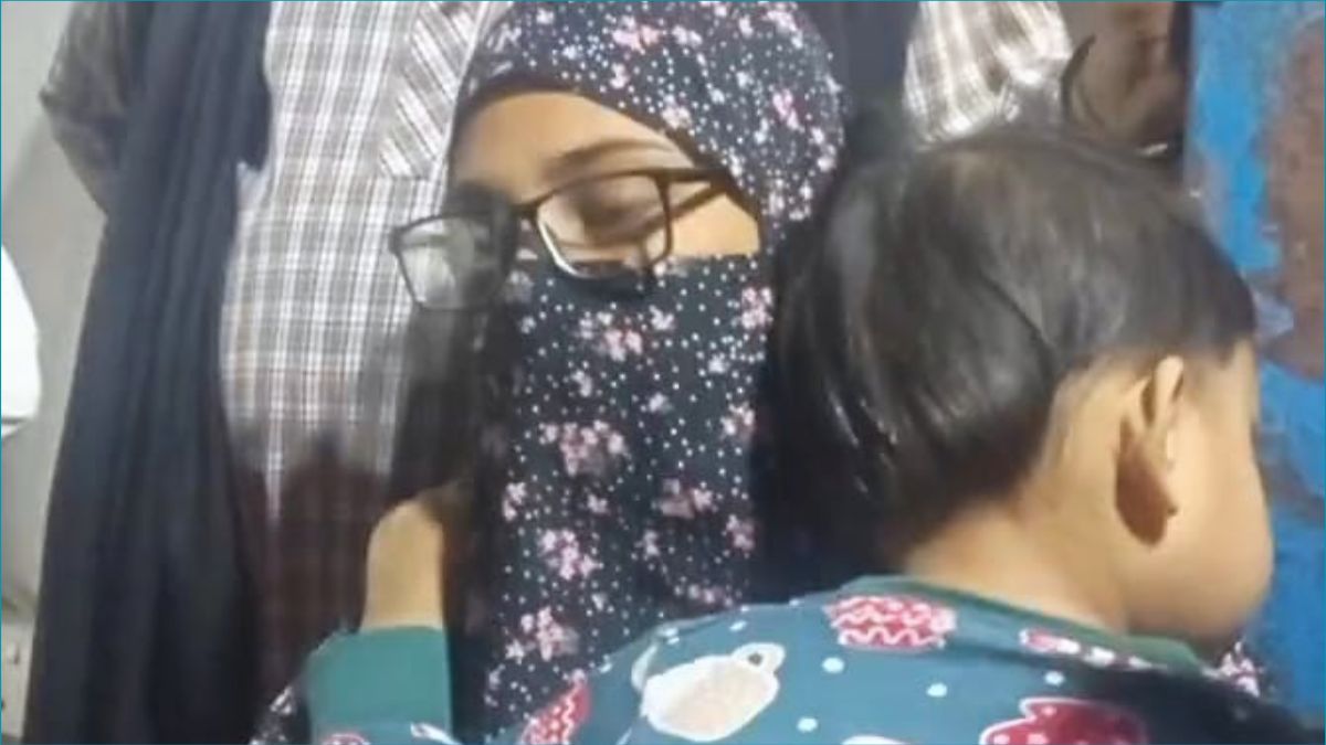 নিকুঞ্জে স্ত্রী-সন্তানকে তালাবদ্ধ করে পালালেন স্বামী