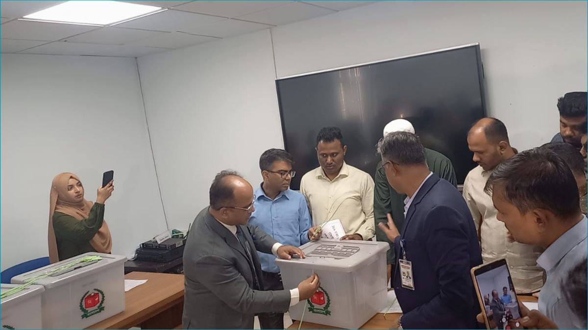 পোস্টাল ব্যালট গ্রহণে প্রস্তুত রিটার্নিং কর্মকর্তার কার্যালয়