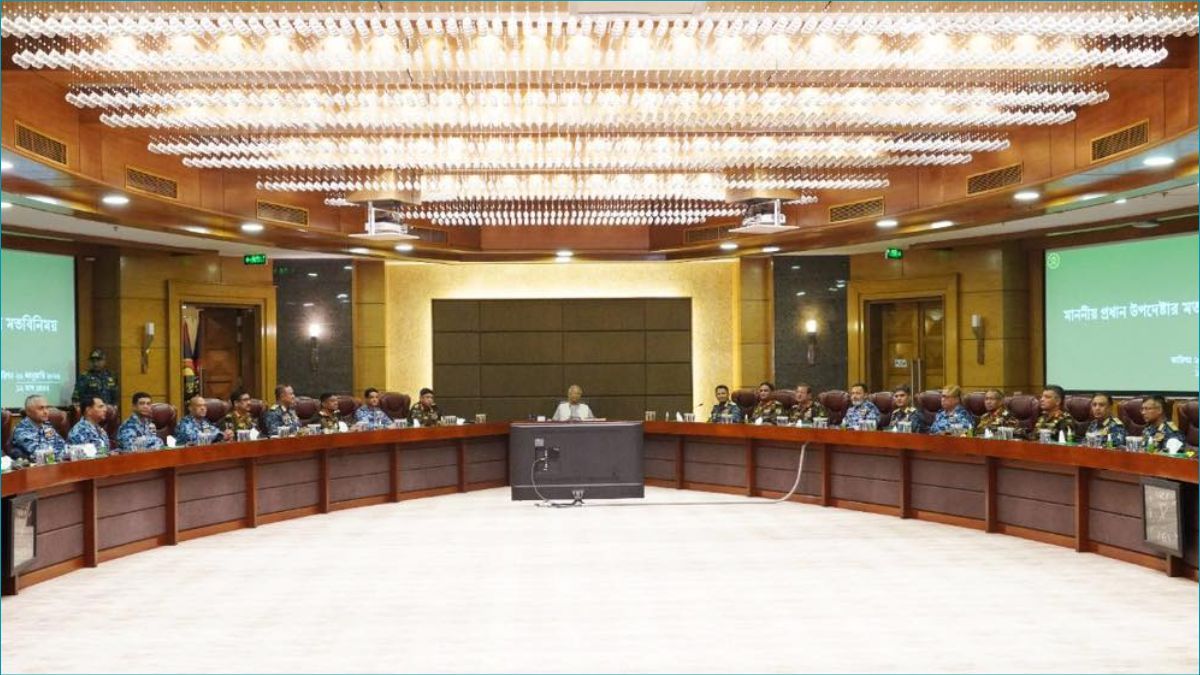 নির্বাচনে সশস্ত্র বাহিনীকে পেশাদারিত্ব-নিরপেক্ষ ভূমিকার নির্দেশনা প্রধান উপদেষ্টার
