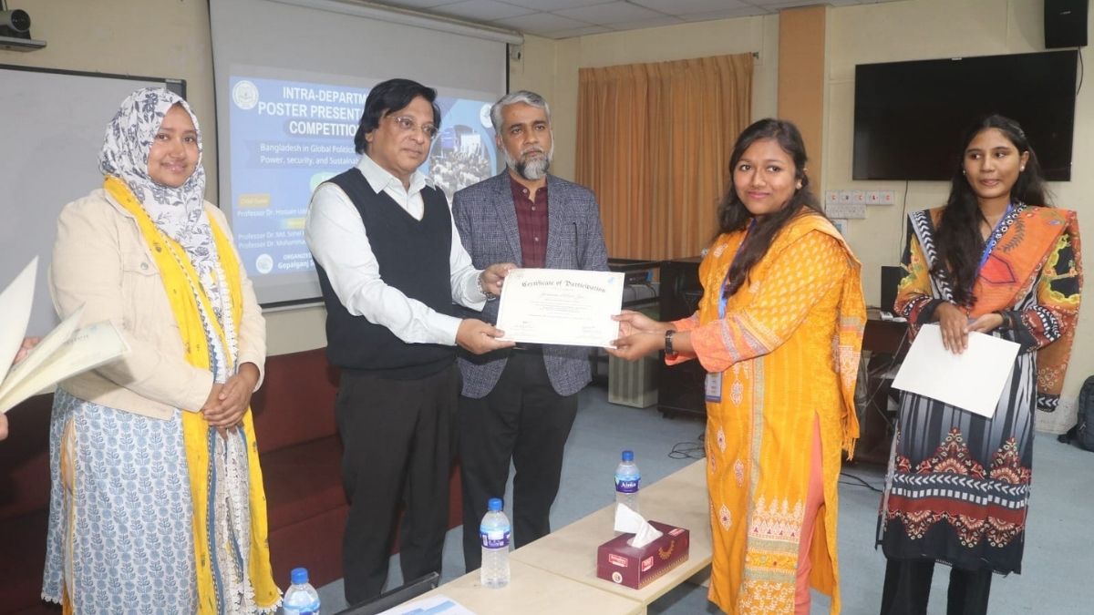 গোবিপ্রবিতে পোস্টার প্রেজেন্টেশন প্রতিযোগিতা অনুষ্ঠিত