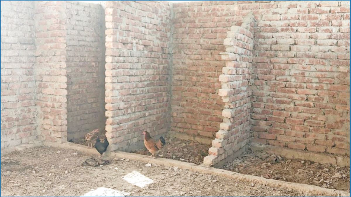 ৪ বছর ঝুলে আছে শৌচাগার প্রকল্প