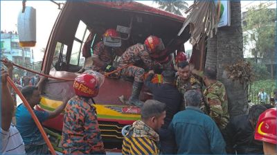 মাগুরায় সংঘর্ষ এড়াতে গিয়ে তালগাছে বাসের ধাক্কা,  আহত ১০