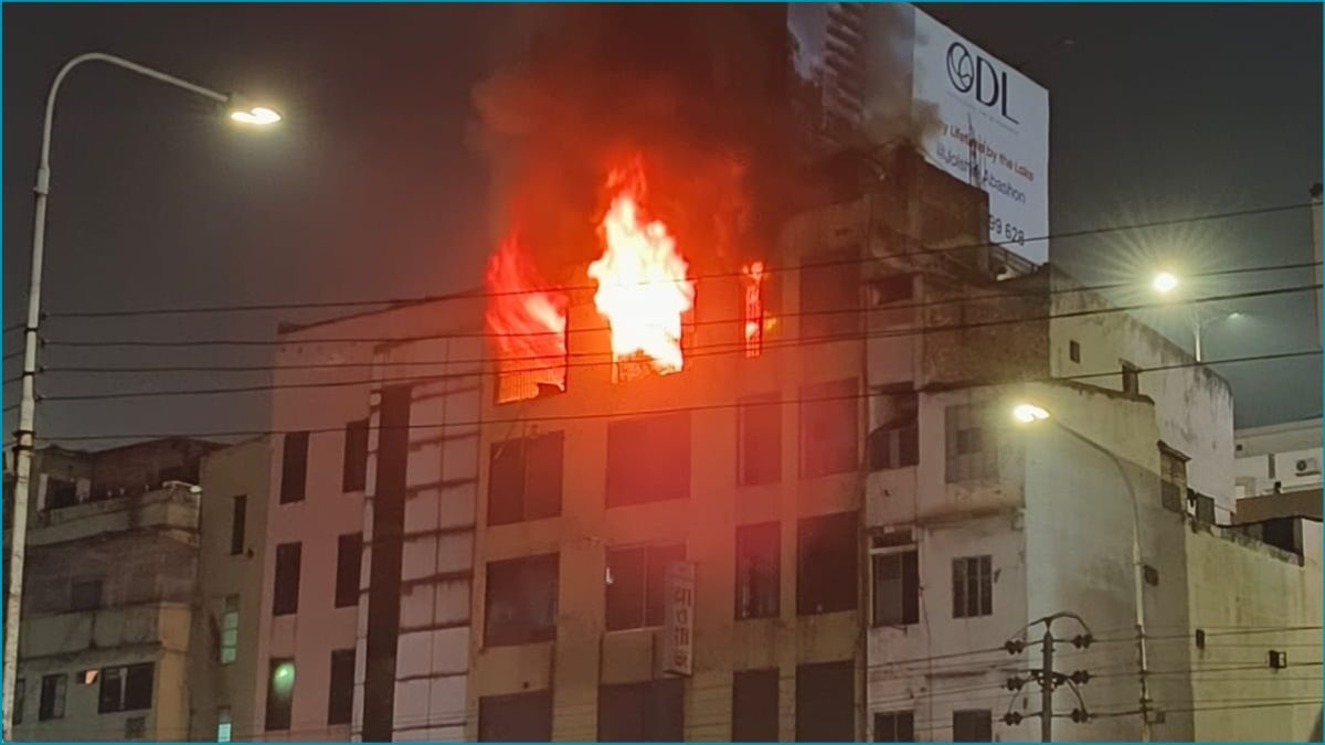 বনানীতে আবাসিক ভবনে আগুন