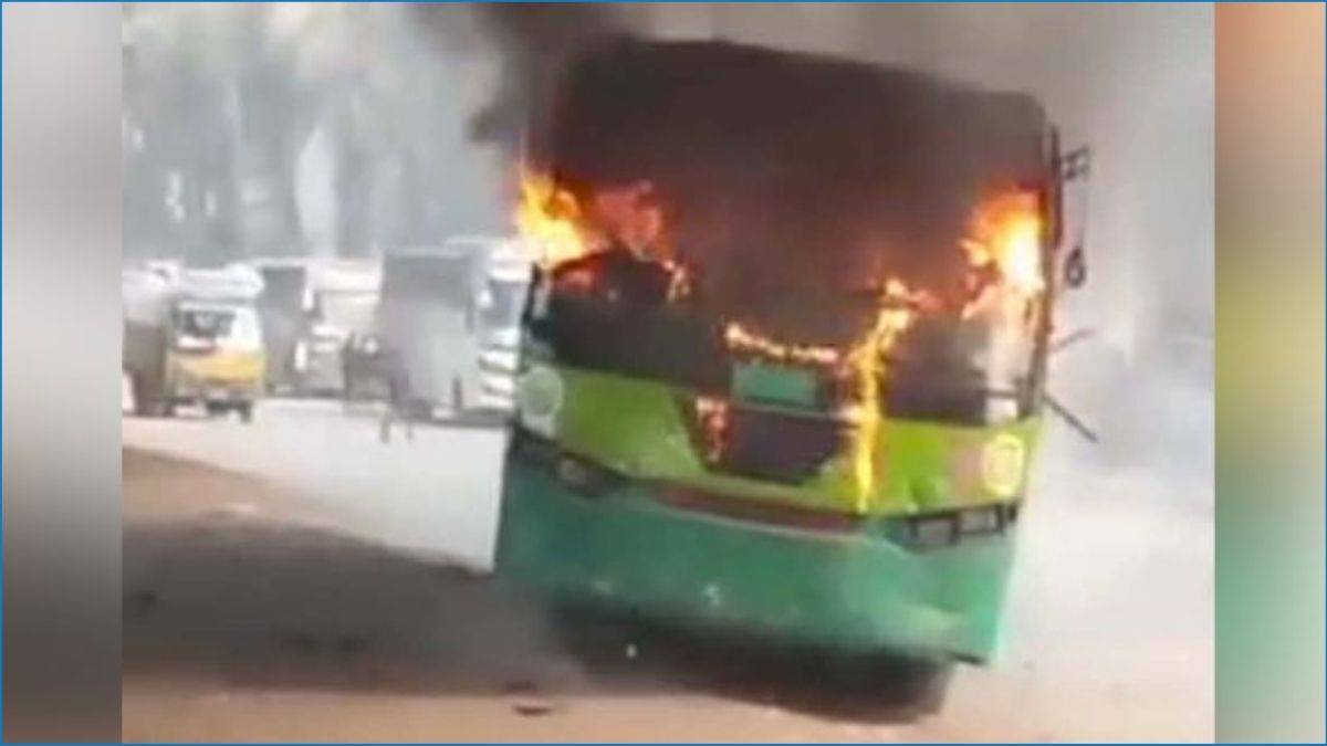 উত্তরায় বাসে আগুন
