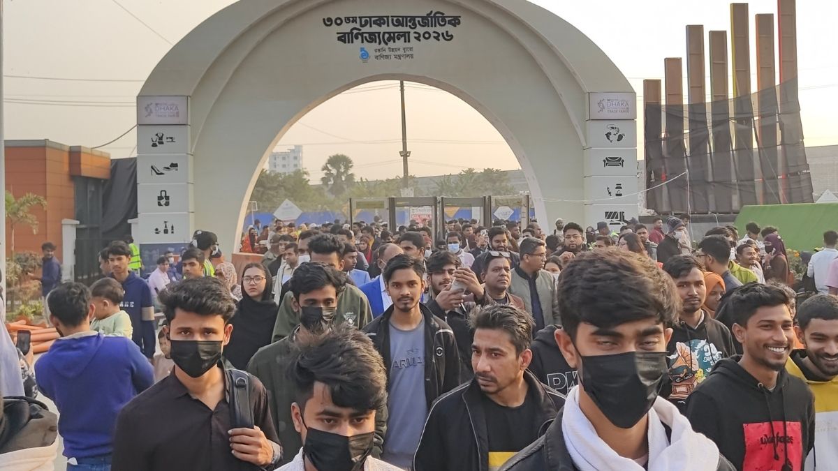 বাণিজ্যমেলায় শেষ মুহূর্তে জনস্রোত আর মূল্যছাড়ের হুড়োহুড়ি