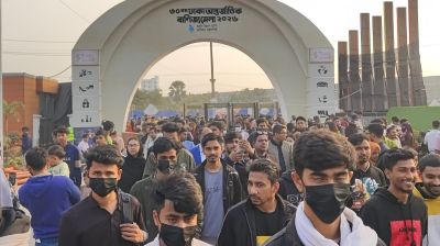 বাণিজ্যমেলায় শেষ মুহূর্তে জনস্রোত আর মূল্যছাড়ের হুড়োহুড়ি