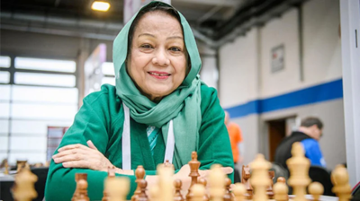 ৮২ বছরেও দাবার বোর্ডে ‘কুইন’ রানী হামিদ