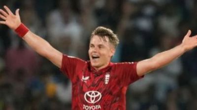 কারানের হ্যাটট্রিকে প্রথম টি২০ ম্যাচে ১১ রানে জয়ী ইংল্যান্ড