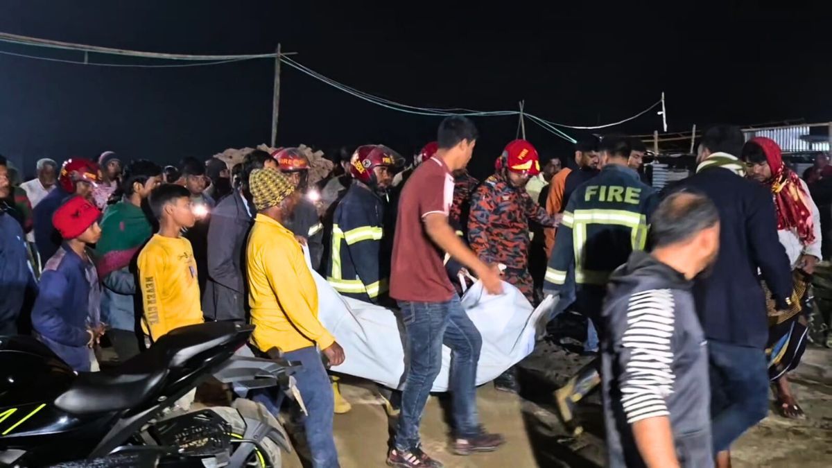 বগুড়ায় নির্মাণাধীন হিমাগারের ছাদ ধসে শ্রমিক নিহত, আহত ৪