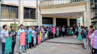 নবম পে-স্কেল বাস্তবায়নের দাবিতে কুবিতে কর্মচারীদের কর্মবিরতি