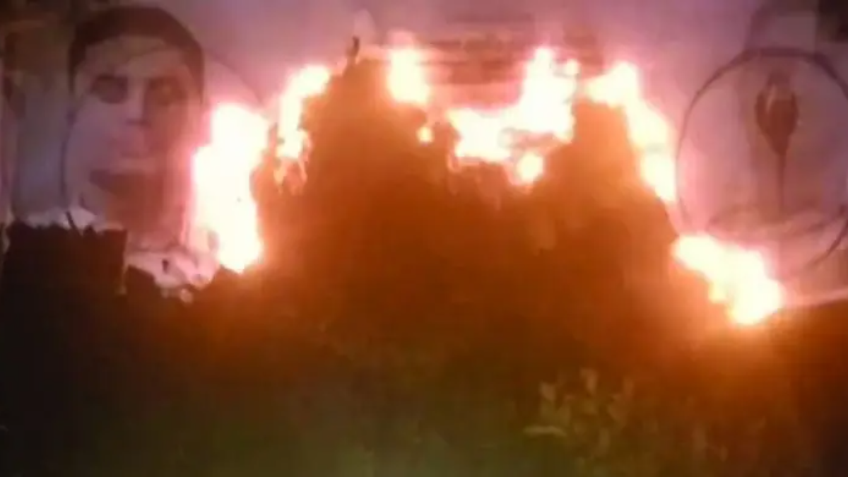 হাসনাত আব্দুল্লাহর নির্বাচনি ব্যানারে আগুন